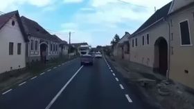 VIDEO Accident rutier grav! O mamă și bebelușul ei, salvați în ultima clipă după impactul cu o cisternă de lapte